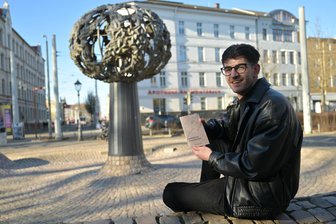 Wie ein junger Kurde in Zwickau seinen großen Traum vom eigenen Buch verwirklicht hat - Der Autor mit seinem Werk: Firat Kapicioglu hat im Exil seine Stimme gefunden. Und am Zwickauer Schumannplatz ein neues Zuhause.