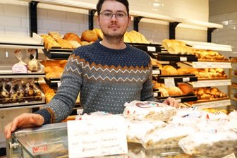 Wie ein junger Vogtländer die Engelmann-Tradition fortsetzt - Patrick Meinel hinter der Verkaufstheke im Laden an der Äußeren Plauenschen Straße. 