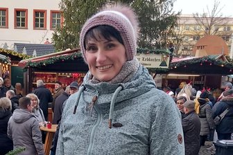 "Wie ein junger warmer Frühlingstag": So ging die große Suche nach der Liebe für eine Zwickauerin aus - Ulrike Landgraf genießt den Zwickauer Weihnachtsmarkt. Wie endet das Jahr für die Frau, die ein Mann mit einem hochromantischen Post auf Facebook suchte?