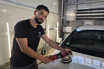 Wie ein junger Werdauer seinen Traum verfolgt: „Ich will mein eigener Chef sein“ - Adnan Rama weiß, was er im Leben erreichen will. Bisher betreibt er die Autopflege nur als Nebenjob, aber das soll sich bald ändern.
