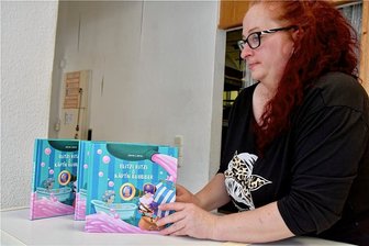 Wie ein Käptn Kids das Haarewaschen leichter macht - Die Limbacherin Janet Lange hat das Kinderbuch "Flitzi Ritzi und Käptn Blubber" geschrieben. Foto: