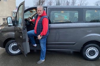 Wie ein Kleinbus bei der Lösung eines großen Problems helfen soll - Volker Metzger ist einer der ehrenamtlichen Fahrer. Neun Sitze hat der Kleinbus. Er steht meistens neben der Mitteldorfer Turnhalle.
