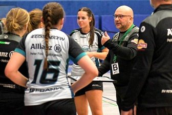 "Wie ein kleiner Neustart" - Gutes Teamwork: Daniel Mombree, der neue Trainer der Rotation-Damen, hat die Mannschaft in Bischofswerda wieder auf Erfolgskurs gebracht. Kapitänin Julia Kiulies (M.) ging dabei mit 14 Toren voran.