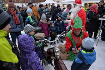 Wie ein kleiner Vierbeiner in Sohra sogar dem Weihnachtsmann die Show stiehlt - Zum Weihnachtsmarkt auf dem Dreiseithof in Sohra durfte am Sonntagnachmittag der Weihnachtsmann nicht fehlen. Er kam auf einem Moped SR 2 gefahren und beschenkte danach gemeinsam mit Glühweinwichtel Mario die Kinder mit Süßigkeiten.