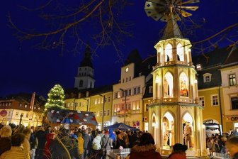 Wie ein kleiner Weihnachtsmarkt: Frankenberger schieben ihre Pyramide an - 
