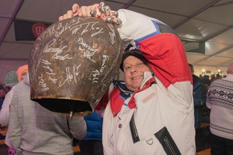 Wie ein Klingenthaler die Fans im Hexenkessel Vogtland-Arena beim Weltcup in Wallung bringt - Michael Kalke sorgte mit seiner große Glocke beim Weltcup der Skispringer in der Vogtland-Arena und im Party-Zelt für große Stimmung. Die Glocke ist verziert mit zahlreichen Unterschriften aktueller und ehemaliger bekannter Skispringer.