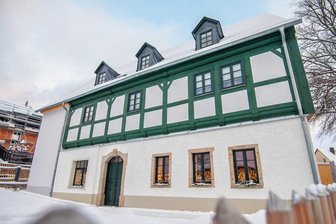 Wie ein komplettes Haus von Jöhstadt nach Schneeberg umzog - Geschafft: Das Haus aus Jöhstadt steht an der Langgasse 9 in Schneeberg. Das ursprüngliche Fachwerk ist wieder zu sehen. 