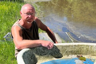 Wie ein Krötenteich im Erzgebirge in einem Jahr verschwindet - Matthias Wieland am früheren Teich. Durch Regen hat sich kurzzeitig eine große Pfütze gebildet.