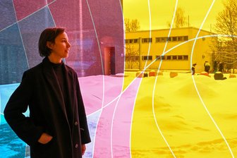 Wie ein Kunstwerk für eine nie gebaute Schule in Chemnitz doch noch seinen Platz fand - Die Berliner Künstlerin Nina Schuiki hat das Kunstwerk in der neuen Schule entworfen.