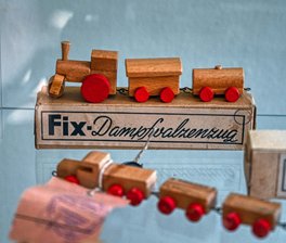 Nur keine Mordmaschinen mehr bauen: Das Credo des Rudolf Fix, nach elf Jahren im kriegswirtschaftlich geprägten Maschinenbau künftig nur noch "Friedensware" herzustellen, hat seinen kleinen Zeitgenossen und den Generationen danach solides, schlichtes und schönes Spielzeug beschert. Eine Ausstellung in Gahlenz setzt dem Spielzeugmacher jetzt ein Denkmal.