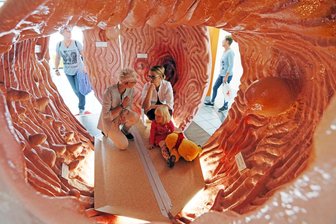 Wie ein Magen von innen aussieht - Assistenzärztin Natalie Kubiessa (Mitte) erklärt Maria Bohle und ihrer Tochter Abby, im Magenmodell wie der Magen funktioniert.