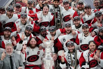 Wie ein Mann die Hurricanes zweimal zum Stanley Cup führte - Die Hurricanes präsentierten sich als echtes Team.