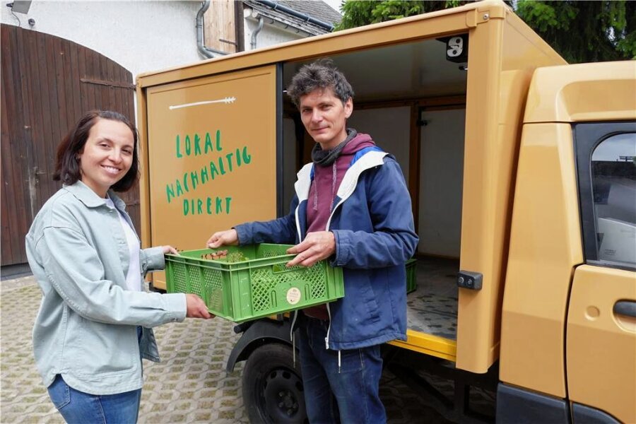 Wie ein Maschinenbauer aus Gornau seine Brötchen mit ökologischem Gemüseanbau verdient - Zur Kundschaft, die Benjamin Arnold mit seinem E-Transporter beliefert, gehört Linda Heinze, die in Drebach den Bioladen "Frassgusch" betreibt. 