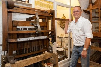Wie ein "Meilenstein" ins Turmmuseum kommt - Dank einer Schenkung ist nun eine wiederhergerichtete Jacquard-Maschine in der Posamentierstube des Turmmuseums Geyer zu sehen. Laut Leiter Lutz Röckert revolutionierte diese einst die Webtechnik.