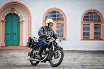 Wie ein Motorrad aus Zschopau auf der ganzen Welt nachgebaut wurde: Claus Uhlmann und seine DKW RT 125 - RT-125-Experte Claus Uhlmann dreht eine Runde durch den Schlosshof der Augustusburg. Er ist überzeugt von seiner Maschine: "Mehr Motorrad braucht der Mensch nicht." Zur neuen Sonderausstellung im Motorradmuseum hat er nicht nur Fachwissen beigesteuert, sondern bietet auch Veranstaltungen für Biker an.