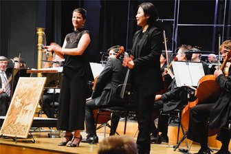 Wie ein musikalisches Märchen die jungen Gäste in Reichenbach bei Kids meet Classic in Aufregung versetzt - Annika Bosch (links) ist Urheberin des Märchens, Hyeju Jung dirigierte die Vogtland Philharmonie Greiz/Reichenbach.