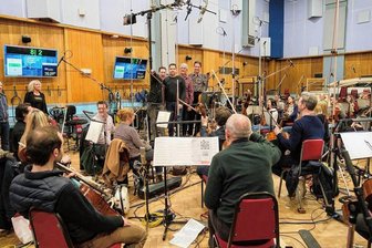 Wie ein Musikproduzent aus dem Vogtland in die Londoner Tonstudios der Beatles kommt - 63 Musiker des Royal Philharmonic Orchestra London haben das Christian David Rhebers Arrangement für zwei Gitarren und Orchester für Tonträger eingespielt.