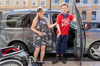 Wie ein neues Auto im Leben hilft - Welch Glück für Kerstin Galko und ihren Sohn Falk: Dank Unterstützung vom Verein "Leser helfen Lesern" bleiben Mutter und Sohn mobil. Mit dem VW Caddy geht es zum Arzt, zur Therapie oder ins VfB-Stadion. 