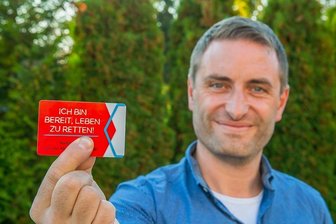 Wie ein Neukirchener zum Lebensretter wurde - Martin aus Neukirchen hat mit seiner Stammzellspende Günter aus der Oberpfalz das Leben gerettet. Hier zeigt er seinen Ausweis der Deutschen Knochenmarkspenderdatei, bei der er als Spender registriert ist. 