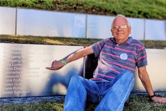 Wie ein Oberwiesenthaler 1972 das Olympia-Attentat in München erlebt hat: "Wir sind im Keller von Pfeiler zu Pfeiler gehuscht" - München, Juli 2022: Klaus-Dieter Neubert, Olympiasieger von 1972, im Ehrenhain des Olympiaparks vor der Tafel mit seinem Namenszug. 