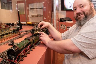 Wie ein Oelsnitzer die neue Sonderausstellung auf Schloss Voigtsberg bereichert - Der Oelsnitzer Rico Weller bereichert die neue Sonderausstellung auf Schloss Voigtsberg in Oelsnitz mit einer Modelleisenbahn aus den 20er-Jahren.