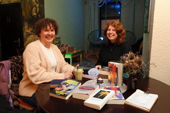 Wie ein offener Buchclub im Zwickauer Café Clara Menschen zusammenbringt - Nancy (links) und Lena haben sich durch den Buchclub kennengelernt und sind mittlerweile gute Freundinnen geworden.