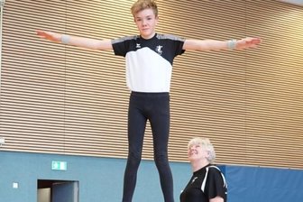 Wie ein Oma-Enkel-Duo mit Kunstradfahren verzaubert - Ist stolz auf ihren Enkel: Oma und Trainerin Johanna Wendler begutachtet die Übung ihres Schützlings Felix Wendler.