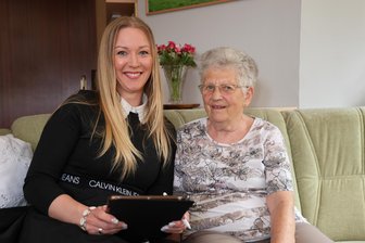 Wie ein Ort im Erzgebirge mit Gesichtern auf sich aufmerksam macht - Kristin Richter-Hilbert (l.) beim Interview mit der ehemaligen Gemeindeschwester Renate Bäumler.
