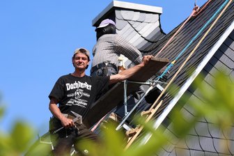 Wie ein Ort im Erzgebirge seine „Einwohnerzahl“ vervielfacht - Maik Reuter hat sich selbst als Dachdecker-Puppe auf dem Dach nachgebaut.