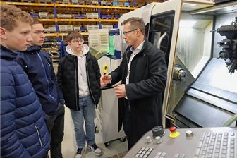 Wie ein Plauener Unternehmer Defizite in der sächsischen Bildungspolitik zu spüren bekommt - Hydrauflex-Geschäftsführer Jan Gerber (rechts) zeigte Schülern aus der Oberschule Netzschkau die modernen Maschinen.