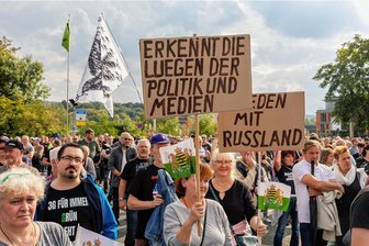 Wie ein Plauener Wendeaktivist die Demos in seiner Heimatstadt sieht - Fahnen der vom Verfassungsschutz als rechtsextrem eingestuften Freien Sachsen waren zur Demo am Sonntag in Plauen sichtbar. Die Demonstranten benutzten die Strecke der Protestierenden von 1989.