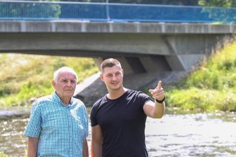 Wie ein Polizist zum Lebensretter wurde - Mit einem Sprung in die Fluten rettete Marc Henschel (rechts) dem Rentner Dieter Buchmann das Leben. Der war mit seinem E-Bike in die Weiße Elster gestürzt. Beide trafen sich jetzt am Unfallort. Zuvor hatte sich Dieter Buchmann schon per Zeitungsanzeige bei seinem Retter bedankt. 
