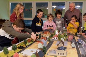 Wie ein Rentner in einer Reichenbacher Kita die Weichen stellt - Die Freude am gemeinsamen Tun vereint in "Wichtelhausen" Jung und Alt. Rainer Müller und seine Modellbahn-Hortkinder.