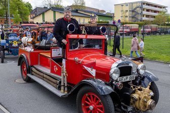 Wie ein rollendes Museum: Feuerwehrkorso zum Jubiläum in Falkenstein - Historischer Hingucker: Diese Essex-Feuerwehr, Baujahr 1930, fuhr Kathrin Plobner aus Treuen. Frank Plobner ist Beifahrer.