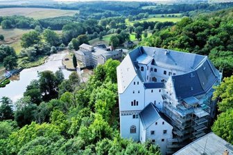 Wie ein Sachsenburger Kleinod vor dem Verfall gerettet wurde - So präsentiert sich das Schloss Sachsenburg beim Überflug aus der Luft. Der Erker (vorn rechts) ist eingerüstet. Der neue Turm ist hier noch nicht montiert.