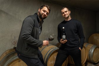 Wie ein sächsisches Weingut den besten Rotwein Deutschlands kelterte - Maximilian Gasch und Julian Herrlich (re.) mit ihrem preisgekrönten Pinot Noir vom Meißner Kapitelberg.