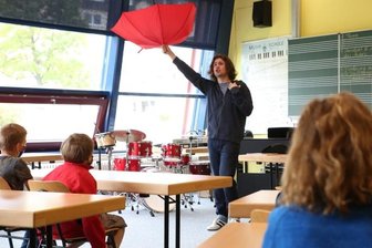Wie ein Schüler auf ungewöhnliche Weise Freunde findet - Schauspieler Tim Taucher regt als "Ronny von Welt" zur Diskussion über Lügen, Fantasie und Wahrheit an.