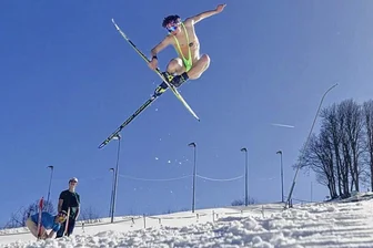 Wie ein Skilangläufer aus dem Erzgebirge im "Mankini" zum Medienstar wird - Waghalsig offen in der Frühlingssonne: Ruben Kretzschmar ist einer, der auf ungewöhnliche, aber spektakuläre Art sich und seinen Skilanglaufsport in Szene setzt.