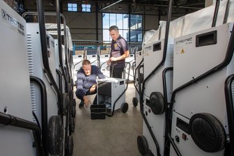 Wie ein Spezialist für XXL-Wasserschäden die zentrale Lage des Vogtlands nutzt - Im Vogtland befindet sich das deutschlandweite Zentrallager für Trocknungsgeräte der Firma SVT Schadensanierung. Im Bild: Marketingverantwortlicher Mathias Reichmann und Niederlassungsleiter Volker Fritzsch (v.l.).