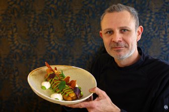 Wie ein Spitzenkoch in Westsachsen spontan mit Spargel umgeht - Steve Tuchscherer vom Restaurant „Stadt Altenburg“ präsentiert gebackenen weißen Spargel mit einer Bärlauchcreme.