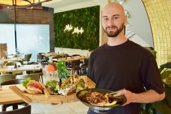 Wie ein Student in Chemnitz zum Restaurantchef wurde - „Moli Modo"-Inhaber Moritz Braun mit einer Auswahl seiner Speisen.