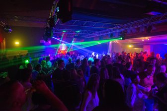Wie ein Tür-Kauf zur guten Tat wird - Bambule-Fete in Reichenbach bietet Überraschung - Beim Bambule Revival wird wie damals getanzt und gefeiert.
