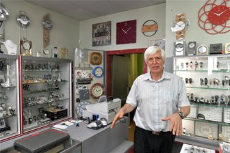 Wie ein Uhrmacher in Freiberg einen mutmaßlichen Räuber überwältigte - Uhrmachermeister Henning Pätz ist in seinem Geschäft in der Heubnerstraße in Freiberg überfallen worden. Doch der Räuber rechnete offenbar nicht mit der Reaktion des Ladeninhabers. Die Polizei ermittelt jetzt wegen versuchten bewaffneten Raubes.