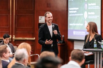 Wie ein Unterheinsdorfer die DFB-Nationalelf an die Universität von Harvard lockt - Richard Künzel im Gespräch mit der Moderatorin Kay Murray.
