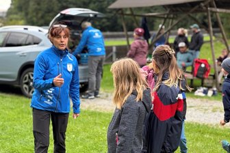 Wie ein Verein aus dem Erzgebirge dem Nachwuchs auf die Sprünge helfen will - Bärbel Weißflog vom SV Fortuna Pöhla sowie weitere Trainer und Helfer des Vereins werben dieser Tage rührig um Wintersportnachwuchs.