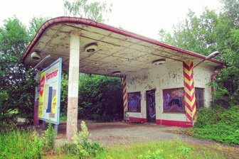 „Wie ein verfallener Schuppen“: Illegaler Teil-Abriss der Minol-Tankstelle in Zwickau landet im Schwarzbuch des Denkmalschutzes - Die frühere Tankstelle an der Kopernikusstraße verfiel zuletzt zusehends.