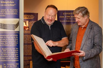 Wie ein Vogtländer die älteste Bibel-Handschrift der Welt entdeckte - Alexander Schick (links) und Martin Salesch haben alles für die Sonderausstellung vorbereitet.