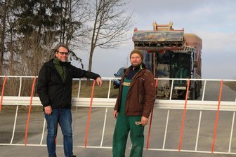 Wie ein vogtländisches Unternehmen gegen die Rinderseuche kämpft: „Das war ein Warnschuss“ - Lars Bittermann (li) und Alexander Bodenschatz an der neuen Schranke, die Betriebsfremde daran hindert, auf das Betriebsgelände zu gelangen.