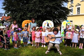 Wie ein Vogtlanddorf mit einer großen 800 punkten will - Nach der Enthüllung der Zahlen sangen die Kindergartenkinder zwei fröhliche Lieder.