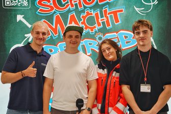 Wie ein YouTuber Mathe cool macht: „DorFuchs“ über seine Mathe-Songs, seine Fans, seine Ziele - Youtuber "DorFuchs" (2.v.l.) hat die Messe "Schule macht Betrieb" in Mittweida besucht. Mit im Bild: Die Azubis Jonas, Melina, Kurt.